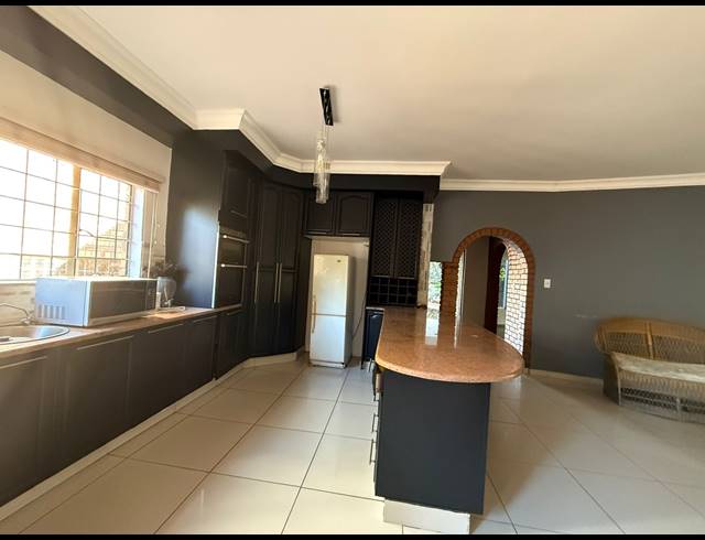 6 BEDROOM HOUSE FOR SALE IN SAFARI GARDENS